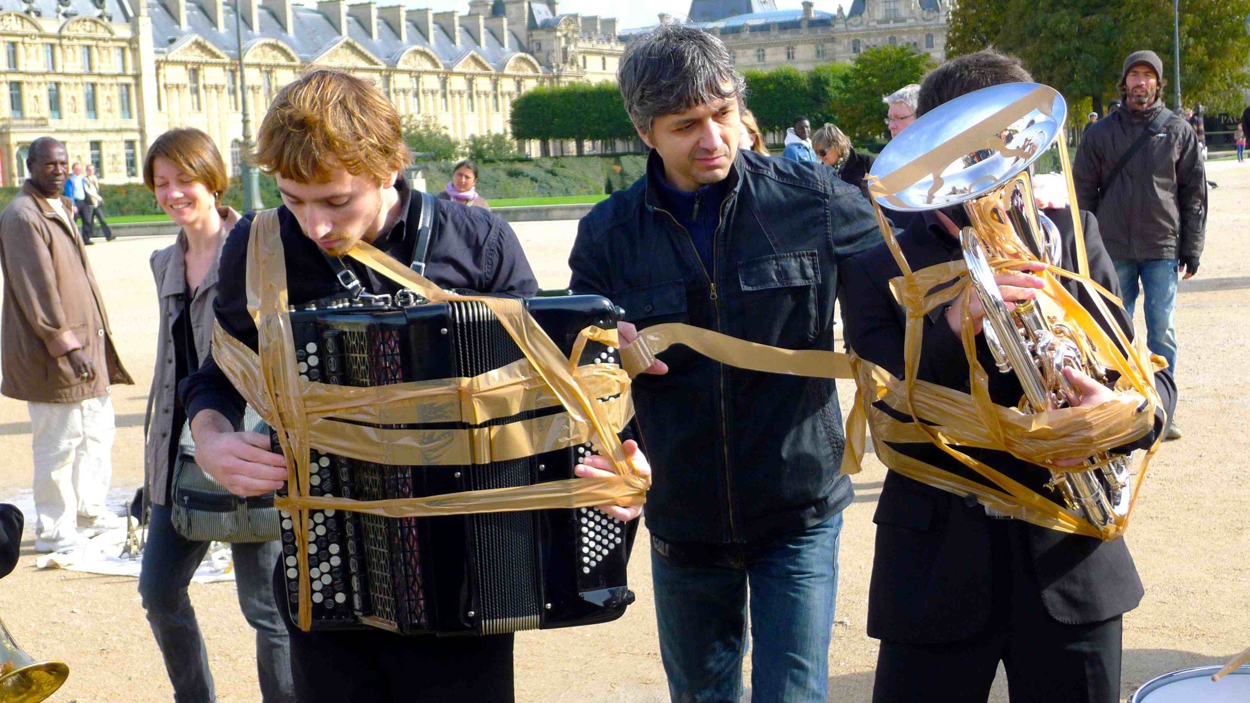 Igor Grubić Performance Les Tuileries Paris a